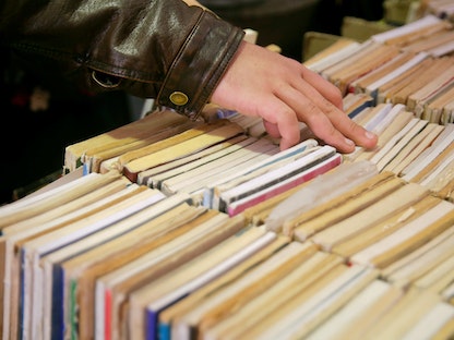 زائر يتصفح الكتب داخل معرض القاهرة الدولي للكتاب التاسع والأربعين في القاهرة ، مصر، 1 فبراير 2018 - REUTERS
