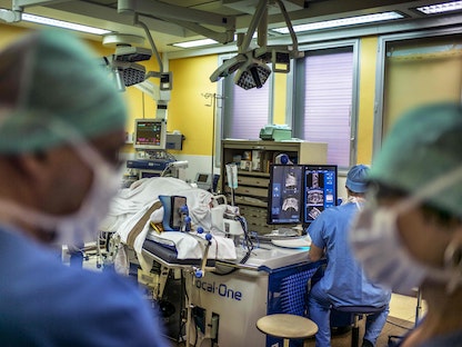 عملية جراحية لاستئصال ورم بواسطة روبوت في مستشفى بمدينة ليون الفرنسية- 10 أبريل 2014 - AFP