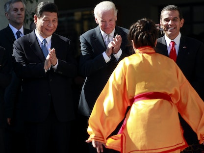 صورة أرشيفية تجمع الرئيس الصيني شي جينبين حين كان نائباً للرئيس، والرئيس الأميركي جو بايدن حين كان نائباً للرئيس الأميركي، مع عمدة لوس أنجلس الأسبق أنطونيو فيلاريغوسا - لوس أنجلوس - 17 فبراير 2012 - REUTERS