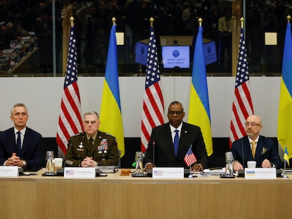 الأمين العام لحلف الناتو ينس ستولتنبرج ووزير الدفاع الأميركي لويد أوستن ونظيره الأوكراني أوليكسي ريزنيكوف خلال اجتماع لوزراء دفاع الناتو في بروكسل- 14 فبراير 2023 - REUTERS