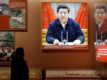 صورة للرئيس الصيني شي جين بينج في المتحف الوطني ببكين - 3 مارس 2021 - REUTERS
