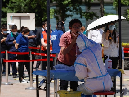 طابور في انتظار الفحص للكشف عن الإصابة بفيروس كورونا في العاصمة الصينية بكين - REUTERS
