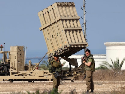 جنديان إسرائيليان بالقرب من بطارية لمنظومة "القبة الحديدية" في عسقلان بجنوب إسرائيل. 6 أغسطس 2022 - AFP