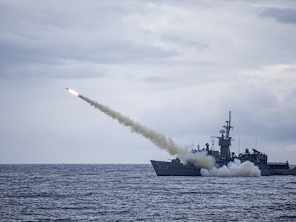 سفينة حربية تايوانية تطلق صاروخ "هاربون" أميركي الصنع خلال تدريبات عسكرية سنوية من مكان غير محدد في البحر بالقرب من تايوان. 15 يوليو 2020 - AFP