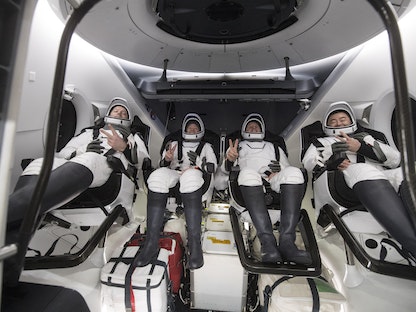 عودة رواد الفضاء الفرنسي توما بيسكيه رائد الفضاء والياباني أكيهيكو هوشيدي والأميركيان شاين كيمبرو وميغن ماك آرثر إلى الأرض - AFP
