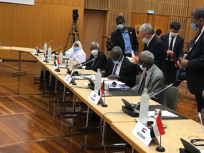 جانب من اتفاق نادي باريس على إعفاء السودان من 14.1 مليار دولار من المستحقات بحضور وزير المالية السوداني جبريل إبراهيم - 16 يوليو 2021 - Twitter / @FinanceMinSudan