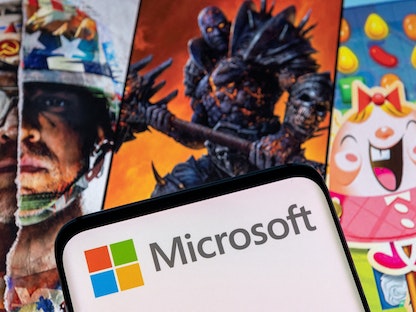 شعار Microsoft وخلفه صور ألعاب إلكترونية - REUTERS