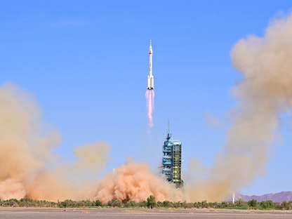 عملية إطلاق الصاروخ الصيني إلى الفضاء - VIA REUTERS
