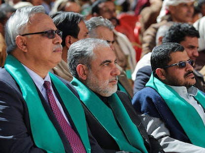 السفير الإيراني في صنعاء حين إيرلو يتوسط قياديين حوثيين أثناء حضوره إحدى الفعاليات في اليمن. - REUTERS