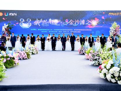 حفل زفاف جماعي على شاطئ البحر الذهبي بمدينة تشينجداو بمقاطعة شاندونج في الصين. أغسطس 2023 - AFP