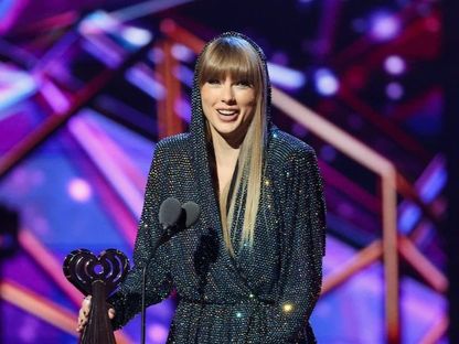 تايلور سويفت تتسلم جائزة خلال حفل "iHeartRadio Music Awards" في لوس أنجلوس. 27 مارس 2023 - REUTERS