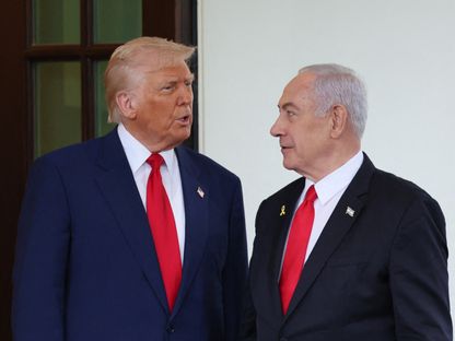 الرئيس الأميركي دونالد ترمب يستقبل رئيس الوزراء الإسرائيلي بنيامين نتنياهو عند مدخل البيت الأبيض في واشنطن. 7 أبريل 2025 - REUTERS