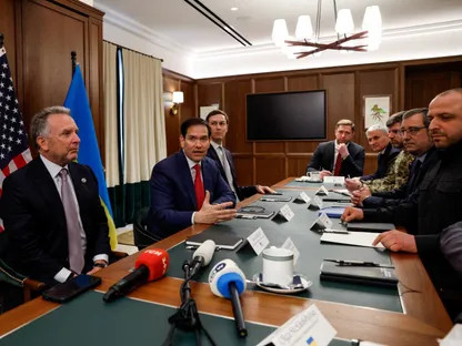 وزير الخارجية الأميركي ماركو روبيو يتوسط المبعوث الخاص ستيف ويتكوف وجاريد كوشنر صهر الرئيس الأميركي في مفاوضات مع الوفد الأوكراني في مدينة هالانديل بيتش بولاية فلوريدا. 30 نوفمبر 2025 - REUTERS