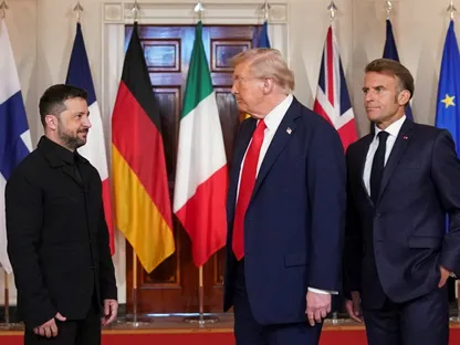 الرئيس الأميركي دونالد ترمب يتوسط نظيريه الأوكراني فولوديمير زيلينسكي والفرنسي إيمانويل ماكرون في البيت الأبيض. 18 أغسطس 2025 - REUTERS