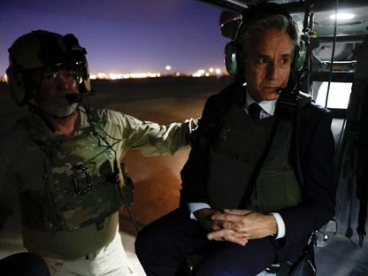 وزير الخارجية الأميركي أنتوني بلينكن في مروحية تقله من مطار بغداد إلى المنطقة الخضراء للقاء رئيس الوزراء محمد شياع السوداني. 05 نوفمبر 2023 - AFP
