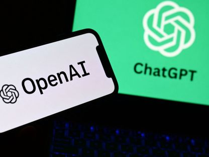 هاتف ذكي وجهاز كمبيوتر محمول يعرضان شعارات مختبر أبحاث الذكاء الاصطناعي OpenAI وروبوت ChatGPT. أكتوبر 2023 - AFP
