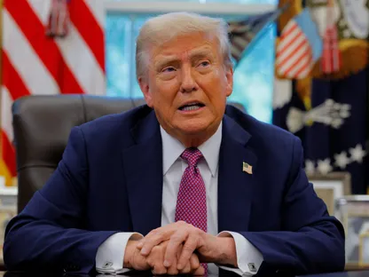 الرئيس الأميركي دونالد ترمب يتحدث داخل المكتب البيضاوي في البيت الأبيض. 5 سبتمبر 2025 - Reuters