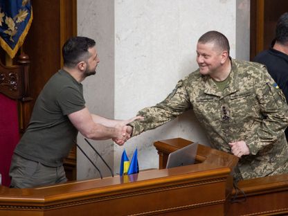 الرئيس الأوكراني فولوديمير زيلينسكي يرحب بالقائد الأعلى للقوات المسلحة فاليري زالوجني خلال جلسة البرلمان في كييف- 28 يوليو 2022 - Reuters