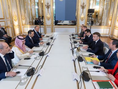 الرئيس الفرنسي إيمانويل ماكرون يجتمع مع أعضاء اللجنة الوزارية المكلفة من القمة العربية الإسلامية المشتركة في قصر الإليزيه بباريس. 25 مايو 2024 - x/KSAMOFA