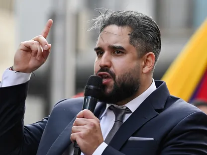 نيكولاس مادورو جيرا نجل رئيس فنزويلا نيكولاس مادورو يتحدث إلى المتظاهرين في اليوم الذي أدت فيه نائبة الرئيس ديلسي رودريجيز اليمين الدستورية في كاراكاس. فنزويلا في 5 يناير 2026 - reuters