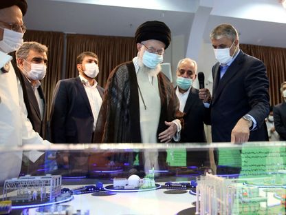 المرشد الإيراني علي خامنئي ينظر إلى نموذج لمنشأة نووية في العاصمة طهران- 11 يونيو 2023 - Reuters