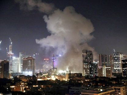 تصاعد الدخان عقب هجوم صاروخي من إيران على إسرائيل في تل أبيب. 13 يونيو 2025 - Reuters