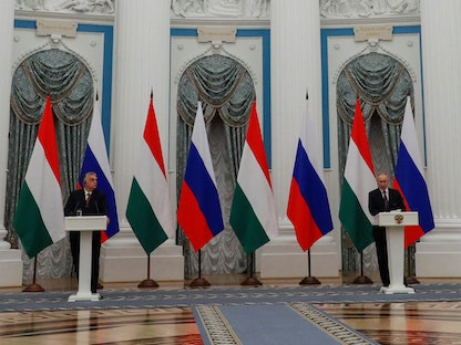 رئيس الوزراء المجري فيكتور أوربان والرئيس الروسي فلاديمير بوتين في مؤتمر صحافي مشترك في موسكو - 1 فبراير 2022 - via REUTERS