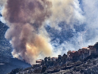 تصاعد دخان كثيف من حريق في غابة بتيزي وزو شرق العاصمة الجزائر - 11 أغسطس 2021 - AFP