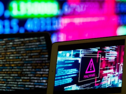 صورة تعبيرية تظهر قرصنة شيفرات عبر شبكة الإنترنت - Bloomberg