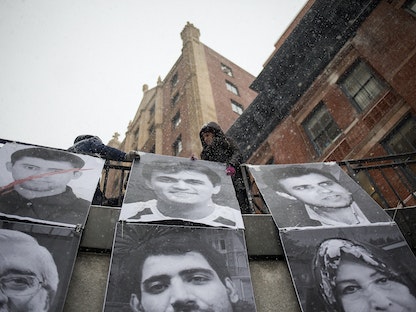 صور لـ 13معتقلاً إيرانياً في منشأة خارج مقر الأمم المتحدة في نيويورك - 18 فبراير 2014 - REUTERS