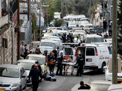 سيارة إسعاف تنقل أحد المصابين في موقع حادث إطلاق نار خارج البلدة القديمة بالقدس- 28 يناير 2023 - REUTERS