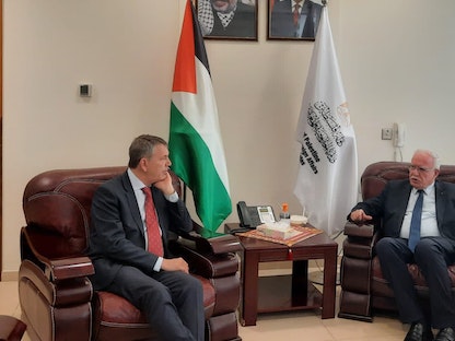 المفوض العام لوكالة "الأونروا" فيليب لازاريني مع وزير الخارجية الفلسطيني رياض المالكي في رام الله- 13 أبريل 2022 - Twitter/@UNLazzarini