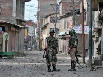 قوات الأمن الهندي تفرض حظراً على أحد شوارع سريناجار بعد أسابيع من العنف في كشمير- 18 أغسطس 2016 - REUTERS