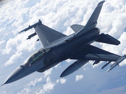 مقاتلة أميركية من طراز "إف-16" تحلّق فوق إستونيا خلال تمرين - 6 يونيو 2018 - REUTERS