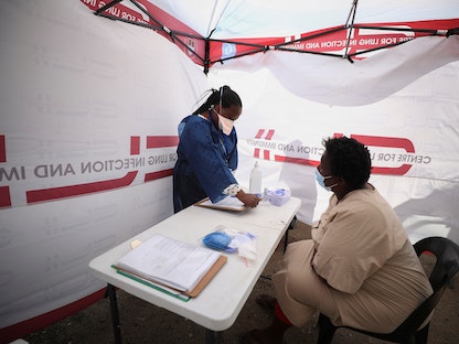 تخضع جلاديس رارا للفحص قبل اختبارها للكشف عن مرض السل في عيادة متنقلة في بلدة جوجوليثو بالقرب من كيب تاون، جنوب إفريقيا، 26 مارس 2021. - REUTERS