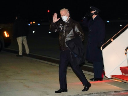 الرئيس الأميركي جو بايدن لدى وصوله إلى مطار ولاية ميرلاند في طريقه لقضاء أولى عطلاته بمنتجع كامب ديفيد، 12 فبراير 2021 - REUTERS