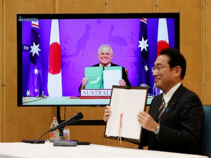 رئيس الوزراء الياباني فوميو كيشيدا ونظيره الأسترالي سكوت موريسون يوقعان عن بعد، اتفاقية دفاعية، 6 يناير 2022 - REUTERS