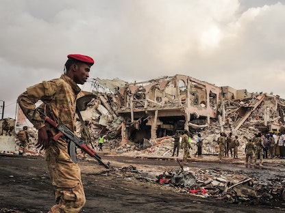 جندي صومالي خلال عملية عسكرية في العاصمة مقديشو -  15 أكتوبر 2017 - AFP