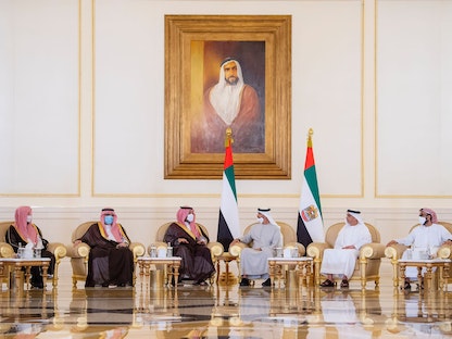  ولي العهد السعودي يقدم التعازي في وفاة الشيخ خليفة بن زايد