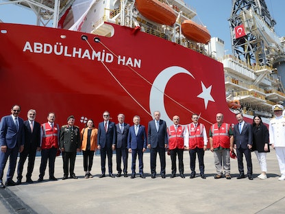الرئيس التركي رجب طيب أردوغان بجانب عدد من المسؤولين أمام سفينة التنقيب الجديدة "عبد الحميد خان" - 9 أغسطس 2022 - REUTERS
