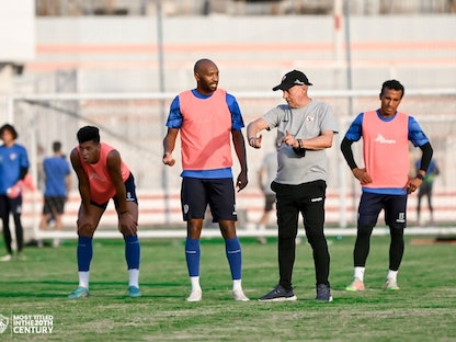 حوار بين جوزوالدو فيريرا مدرب الزمالك المصري ومحمود عبد الرازق "شيكابالا" قائد الفريق خلال حصة تدريبية - Facebook./ZSCOfficial