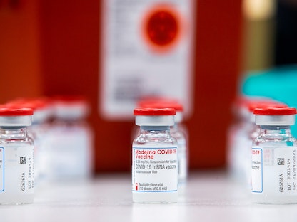 زجاجات لقاح موديرنا خلال حملة تطعيم ضد فيروس كورونا في أونتاريو بكندا- 13 أبريل 2021 - REUTERS