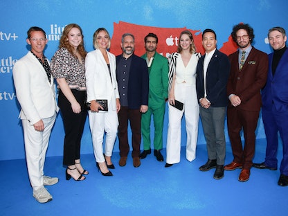 أبطال مسلسل "Little America" في ويست هوليود كاليفورنيا الولايات المتحدة. 5 ديسمبر 2022 - AFP