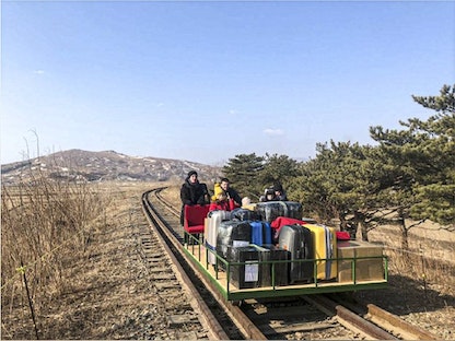 دبلوماسيون روس يدفعون عربة قطار لعبور الحدود من كوريا الشمالية إلى بلادهم - 25 فبراير 2021 - facebook/MIDRussia