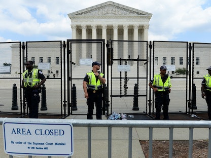 عناصر من شرطة المحكمة العليا تصطف خارج المحكمة الأميركية العليا في واشنطن، الولايات المتحدة. 24 يونيو ، 2022 - REUTERS