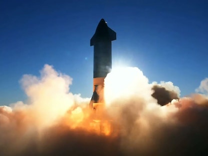 النموذج الأولي لصاروخ ستارشيب SN8 التابع لشركة سبايس إكس خلال إطلاق تجريبي في منشأة بوكا تشيكا بولاية تكساس، 9 ديسمبر 2020 - AFP