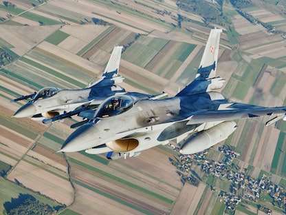 مقاتلتان من طراز F 16 خلال تدريبات لحلف شمال الأطلسي "الناتو" قرب قاعدة جوية في لاسك بوسط بولندا. 12 أكتوبر 2022 - AFP