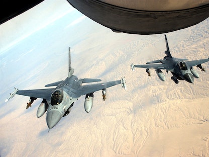 طائرات من طراز "إف 16" خلال تزويدها بالوقود في إحدى الغارات الجوية في أفغانستان - 13 نوفمبر 2002 - Getty Images