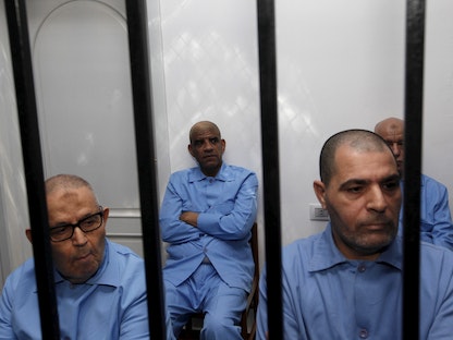 رئيس المخابرات الليبية السابق عبد الله السنوسي (وسط) ومسؤولون آخرون في نظام الزعيم الراحل معمر القذافي خلال جلسة محاكمة في طرابلس ليبيا- 28 يوليو 2015 - REUTERS