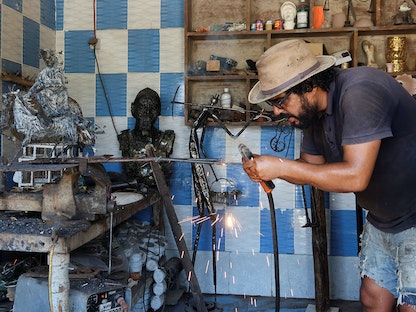 فنان تونسي يحوّل الخردة إلى منحوتات فنية 